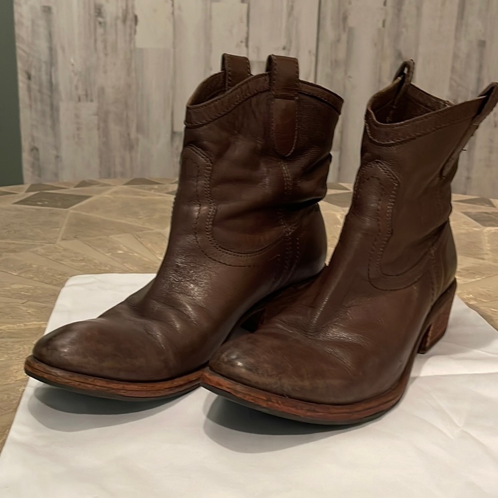 Frye size 8 brown low heel ankle boots